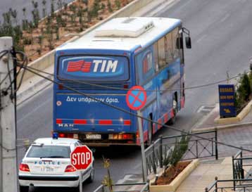 Ώρες αγωνίας για τους επιβάτες του λεωφορείου των ΚΤΕΛ στη λεωφόρο Μαραθώνος