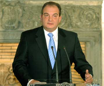 Ο ανασχηματισμός διαψεύδεται, αλλά οι υπουργοί κινητοποιούνται