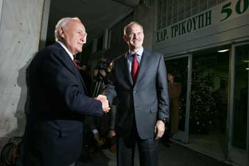 Συγκίνηση και ευχές για καλή επιτυχία στη συνάντηση του Κ.Παπούλια με τον Γ.Παπανδρέου