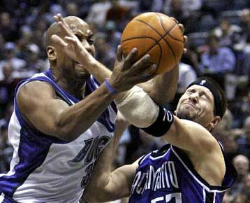 «Βασιλιάδες» οι Κινγκς μέσα στο Μιλγουόκι με buzzer beater τρίποντο του Ουέμπερ