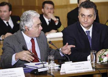 Σκληρή αντιπαράθεση Κεφαλογιάννη – Παπουτσή στη Βουλή