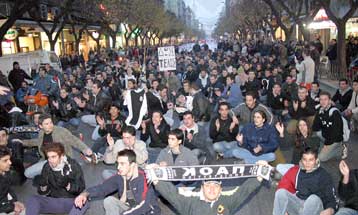 Ειρηνική διαδήλωση οπαδών του ΠΑΟΚ-Ευκαιρίες σε παίκτες θέλει να δώσει ο Φρίνγκερ