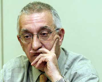 Διχάζει την κυβέρνηση η τιμολογιακή πολιτική για τα φάρμακα