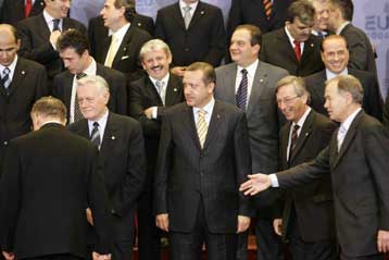 Ευρωπαϊκή προοπτική έδωσε στην Αγκυρα το Συμβούλιο Κορυφής της ΕΕ