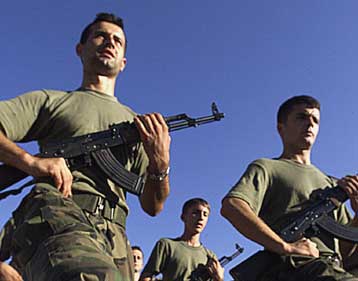 Αποχώρησαν οι ένοπλοι Αλβανοί που είχαν καταλάβει χωριό της ΠΓΔΜ