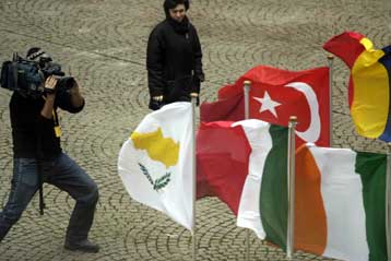 Το «αγκάθι» της τελωνειακής ένωσης κυριαρχεί στα πρωτοσέλιδα του κυπριακού Τύπου