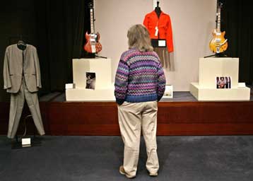 Στα 429.000 ευρώ πωλήθηκε από τους Christies η κιθάρα των Τζ.Λένον και Τζ.Χάρισον