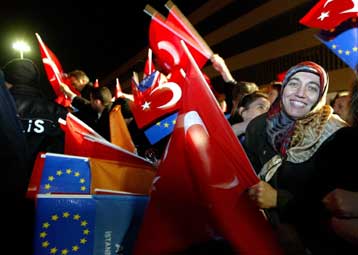 Προβληματισμός και αισιοδοξία στον ευρωπαϊκό Τύπο για το «ναι» της ΕΕ στην Τουρκία