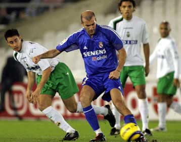 Με κεφαλιά του Ζιντάν στην εκπνοή, η Ρεάλ 3-2 την Σανταντέρ που προηγήθηκε δις