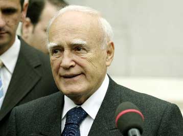 Υπέρ της επιλογής του Κάρολου Παπούλια η κοινή γνώμη