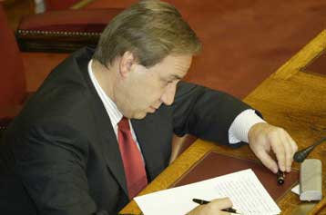 «Ήπια λιτότητα» προστάζει για την επόμενη τριετία το Πρόγραμμα Σταθερότητας 2004-2007