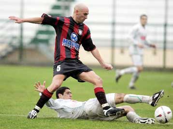 Λεβαδειακός και Ακράτητος στην κορυφή