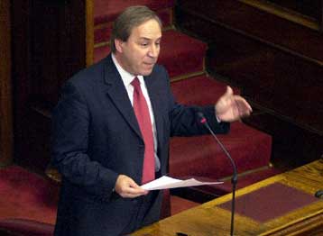 Νέα αντιπαράθεση κυβέρνησης – ΠΑΣΟΚ στη συζήτηση για τον κρατικό προϋπολογισμό