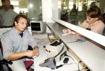 Η αυξημένη παρακράτηση φόρου ψαλιδίζει τις μισθολογικές αυξήσεις του 2005