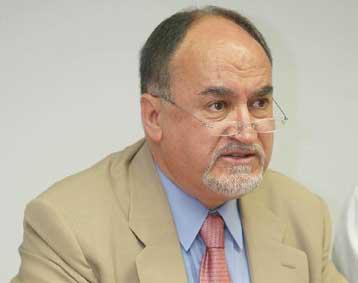 Χωρίς νέους φόρους η αύξηση των δημοσίων εσόδων το 2005, λέει ο Αδάμ Ρεγκούζας