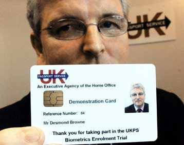 Εσωκομματική «μάχη» για τις ταυτότητες δίνει ο νέος Βρετανός υπουργός Εσωτερικών