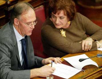 Διαξιφισμοί κυβέρνησης με το ΠΑΣΟΚ στη Βουλή για τις δαπάνες της Παιδείας