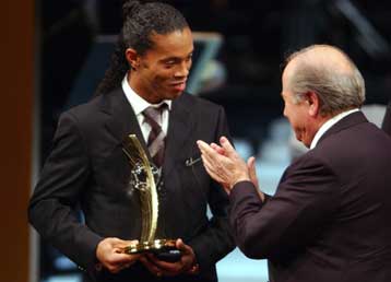 Ο Ροναλντίνιο, ποδοσφαιριστής του 2004 σύμφωνα με την FIFA-Ο Ζαγοράκης 18ος