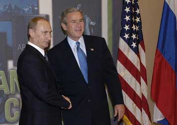 Ενίσχυση διμερών σχέσεων επιδιώκει ο Μπους εν όψει συνάντησης με τον Βλ.Πούτιν