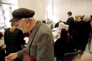 Ταλαιπωρία χιλιάδων συνταξιούχων για τη διεκδίκηση των αναδρομικών του ΛΑΦΚΑ