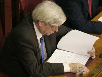 Κατατέθηκε στη Βουλή το νομοσχέδιο για τους συμβασιούχους