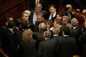 «Πυρά» Σημίτη στη Βουλή για απογραφή και Βρυξέλλες – Ένταση από σχόλιο Ρουσόπουλου