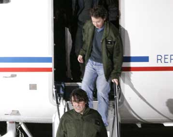 Υποδοχή ηρώων στους Γάλλους δημοσιογράφους, που επέστρεψαν στο Παρίσι