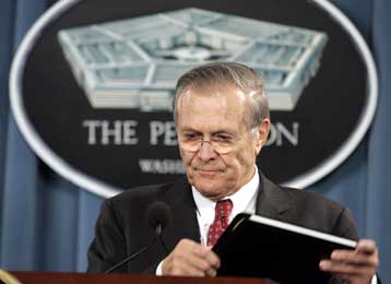 Στο μάτι του κυκλώνα ο Ράμσφελντ για το χτύπημα κατά των Αμερικανών στρατιωτών