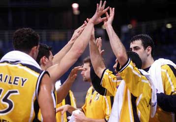 Σε τροχιά πρόκρισης η ΑΕΚ με μεγάλη νίκη επί της Μπαρτσελόνα στο Γαλάτσι, 91-79