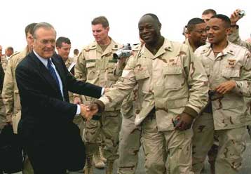 Αιφνιδιαστική επίσκεψη Ράμσφελντ στη Μουσούλη μετά το πολύνεκρο χτύπημα