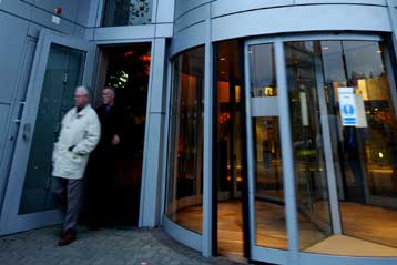 Το BBC αποκαλύπτει στους εργαζομένους του τα μυστικά χρήσης μιας περιστρεφόμενης θύρας