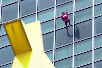 Ο Γάλλος Σπάιντερμαν σκαρφάλωσε στο ψηλότερο κτίριο του κόσμου