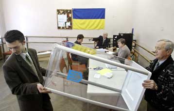 Ανοιξαν οι κάλπες για την κρίσιμη εκλογική αναμέτρηση στην Ουκρανία