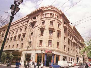 Με μεσοπολεμικό ύφος και εκπλήξεις θα ανοίξει ώς το τέλος του 2005 η στοά Σπυρομίλιου