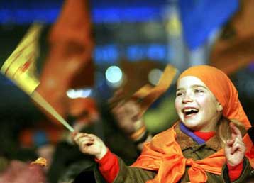 Επιβεβαιώνεται η νίκη Γιουστσένκο με 52% – Δεν αναγνωρίζει ο Γιανούκοβιτς