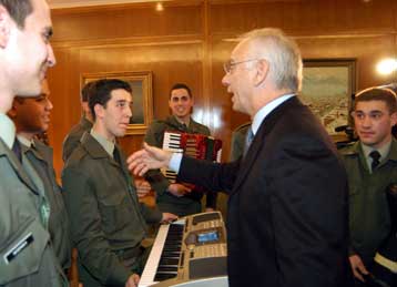 «Έτος Μέριμνας» για το προσωπικό των Ενόπλων Δυνάμεων το 2005, δηλώνει ο ΥΠΕΘΑ