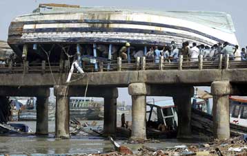 Αγγίζουν τις 77.000 οι νεκροί από τα φονικά παλιρροϊκά κύματα στη Νοτιοανατολική Ασία