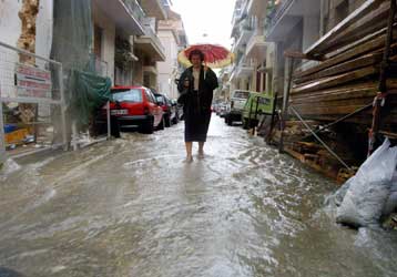 Προβλήματα προκάλεσαν στην πρωτεύουσα οι βροχοπτώσεις