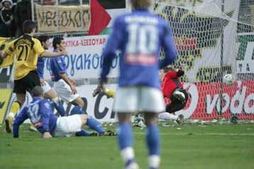 Κράτησε το αήττητο η ΑΕΚ και στη Νίκαια με 3-2