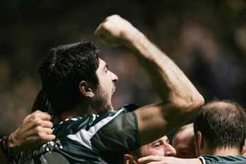 Ο Ολυμπιακός αποχαιρετά το 2004 από την κορυφή-Δώρο του Κωνσταντίνου στον ΠΑΟ