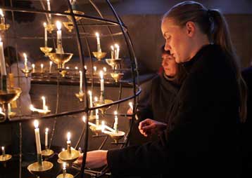 Με το βλέμμα στις χώρες της Νοτιοανατολικής Ασίας, ο κόσμος υποδέχεται το Νέο Έτος