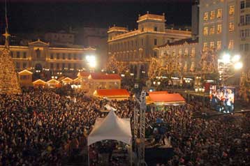 Με 2005 πυροτεχνήματα υποδέχθηκε η Αθήνα το νέο έτος