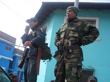 Κατάληψη αστυνομικού τμήματος του Περού από εφέδρους με αίτημα την παραίτηση Τολέδο