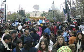 Στα πρόθυρα ασφυξίας η αγορά, καθώς η καταναλωτική ζήτηση υποχωρεί