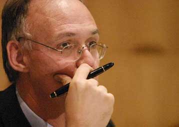 Δραστική περικοπή δαπανών στο Δημόσιο το 2005