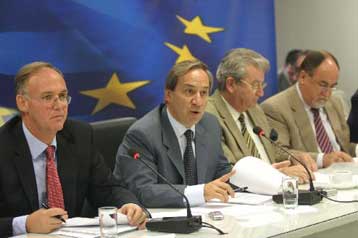 Σημαντική υστέρηση των δημοσίων εσόδων το 2004