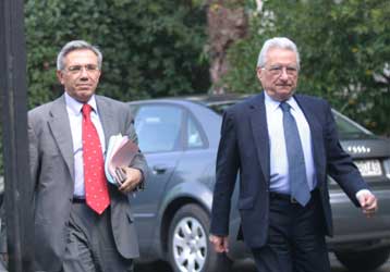 Για τις προτεραιότητες της εξωτερικής πολιτικής συζήτησαν Καραμανλής και Μολυβιάτης