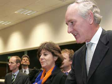 Στο μάτι του κυκλώνα ο Ολλανδός υπουργός Εσωτερικών, λόγω των διακοπών του στη ΝΑ Ασία