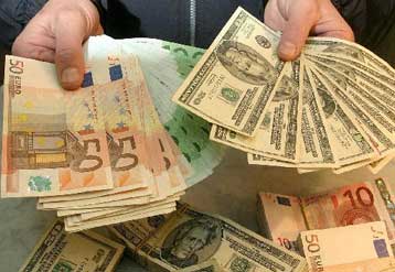 Κάτω από τα 1,32 δολάρια υποχωρεί το ευρώ