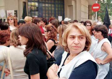 Μία στις τέσσερις επιχειρήσεις ίσως μειώσει το προσωπικό της μέσα στο 2005